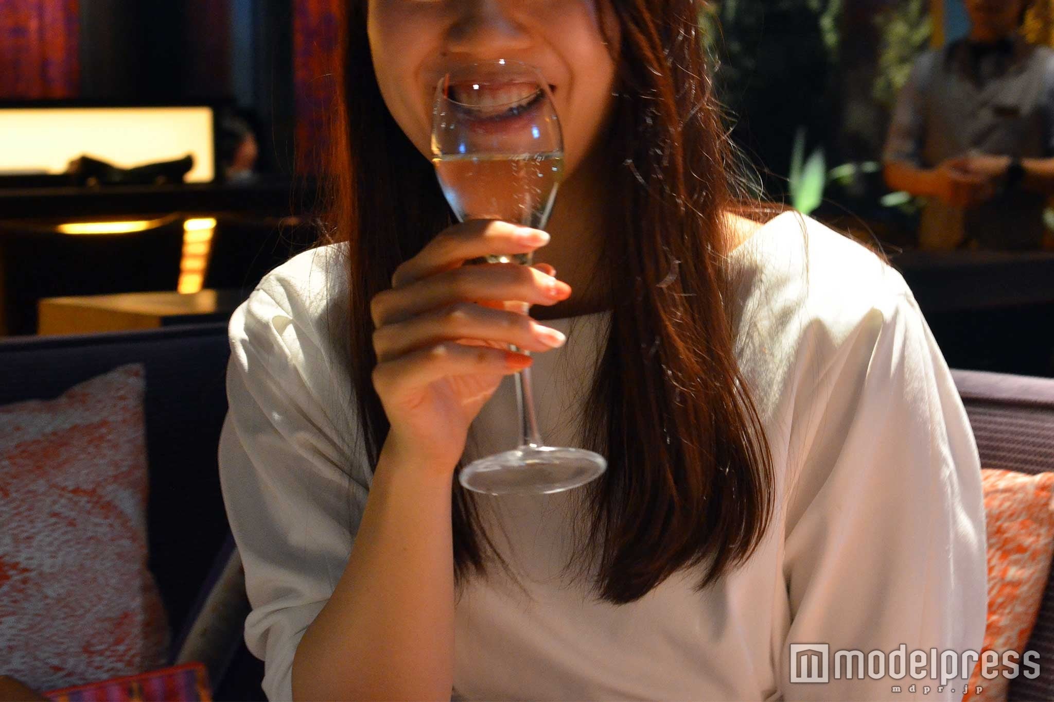 楽しい話と料理にお酒が進む（C）モデルプレス