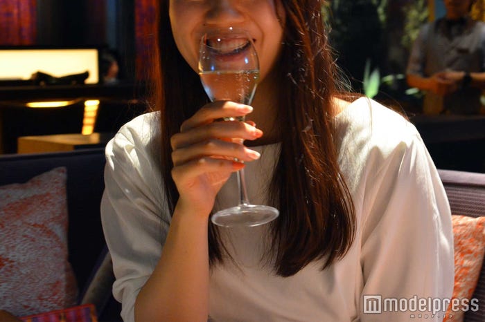 楽しい話と料理にお酒が進む(C)モデルプレス