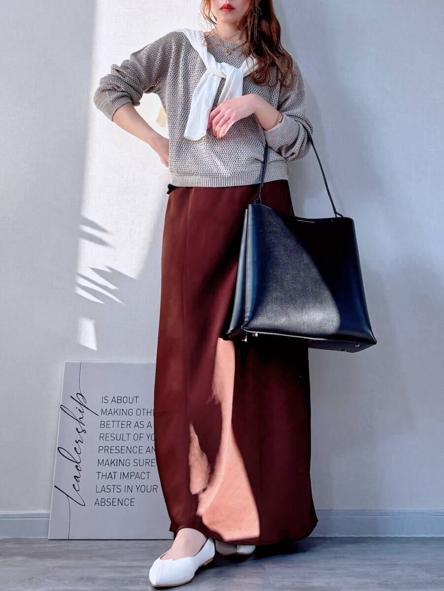 ユニクロの3Dメッシュクルーネックセーターベージュ×ブラウンサテンスカートのコーデ全身