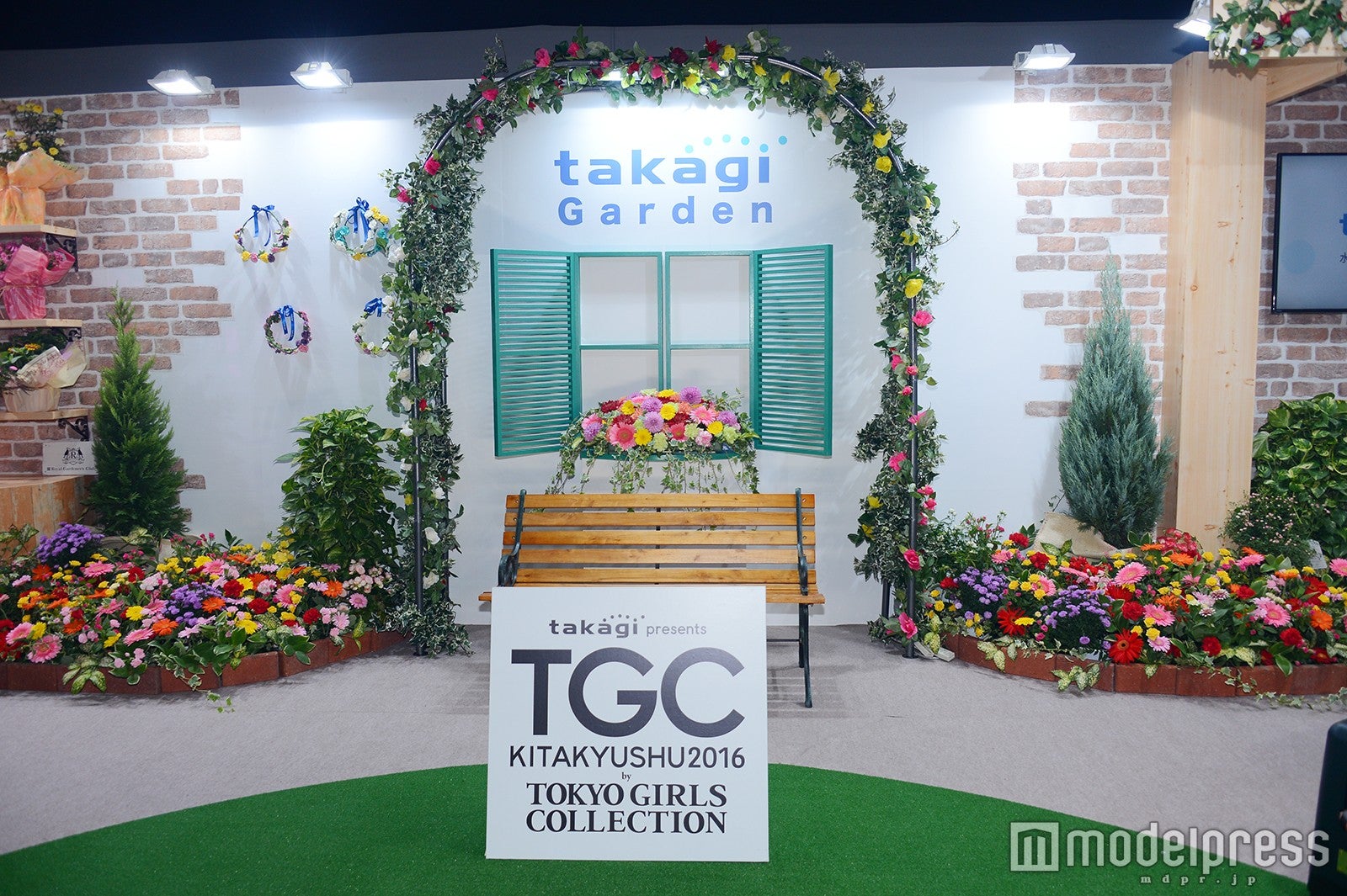 お花に囲まれたフォトスポット（C）モデルプレス