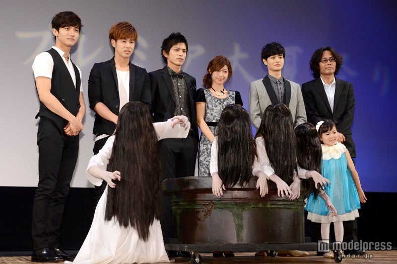 映画「貞子3D2」試写会イベント“呪いのプレミア 大夏祭り”（下段左から）貞子、平澤宏々路（上段左から）東方神起、山本裕典、瀧本美織、瀬戸康史、英勉監督