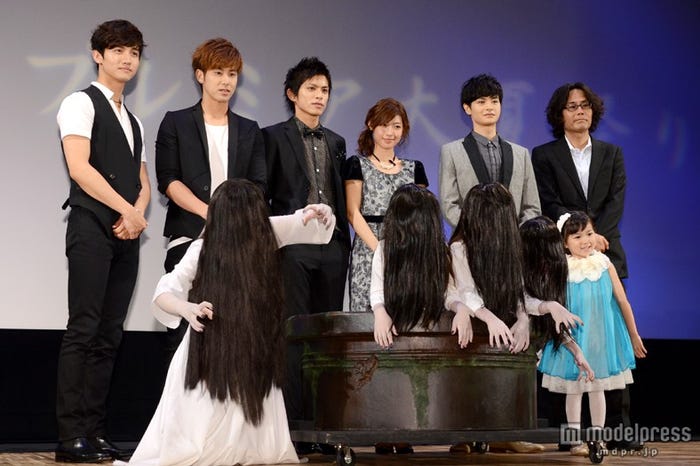 映画「貞子3D2」試写会イベント“呪いのプレミア 大夏祭り”(下段左から)貞子、平澤宏々路(上段左から)東方神起、山本裕典、瀧本美織、瀬戸康史、英勉監督