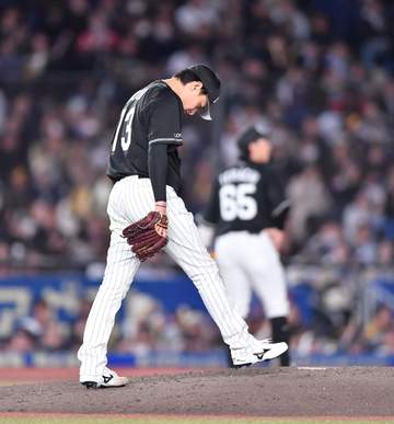 ロッテ・毛利 一発に泣く 六回まで無失点、七回栗原に先制2ラン献上 降板後は頭からタオルをかぶって顔を覆う