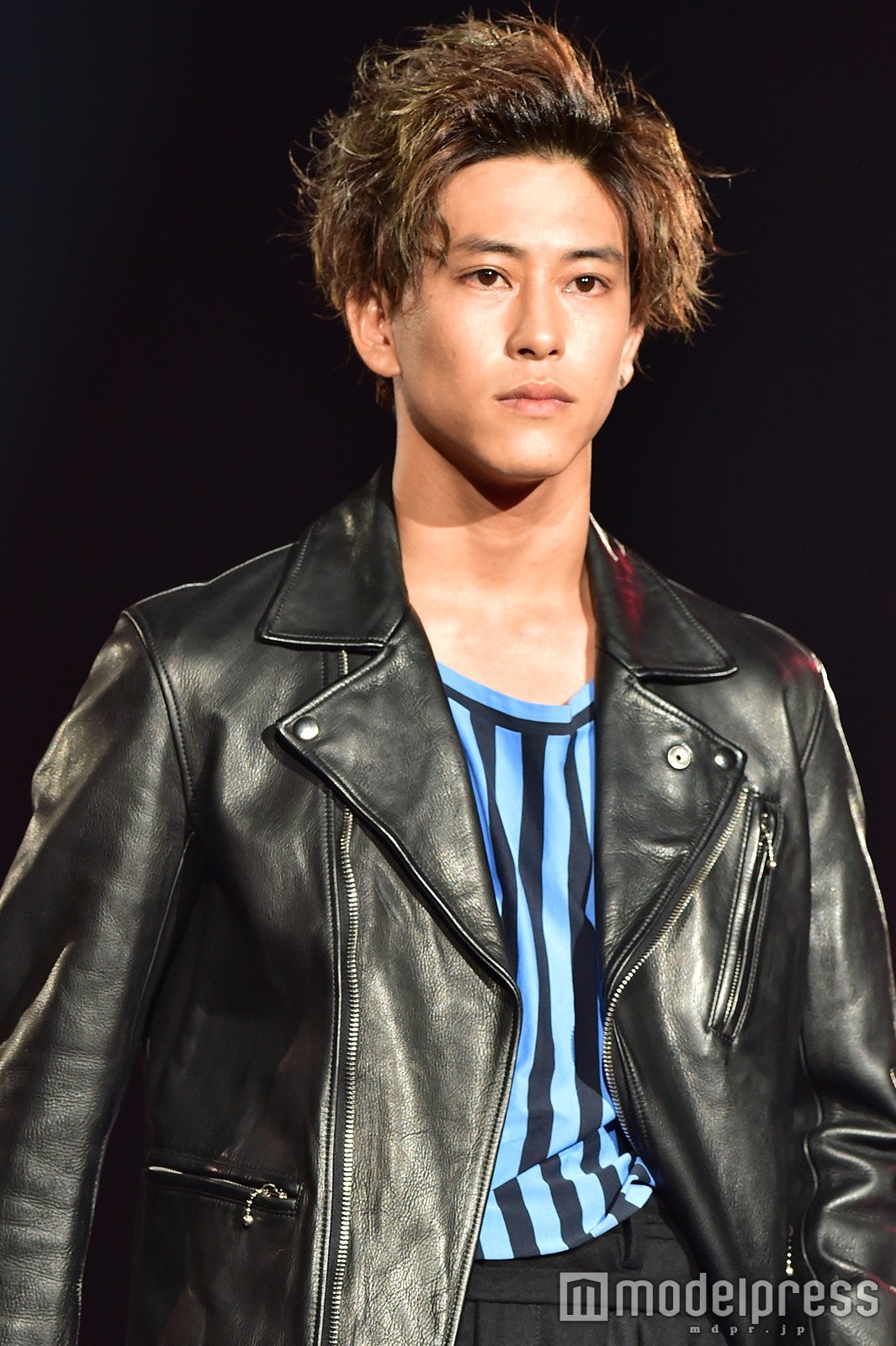 佐野岳、クールな眼差しで色気放出　投げキス披露で観客熱狂＜神コレ2016A／W＞