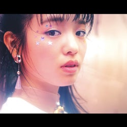 横田真悠、ラブストーリーに挑戦で心境&反響明かす 藤田ニコル・久間田琳加とも披露した“白目”ブームとは?<インタビュー>
