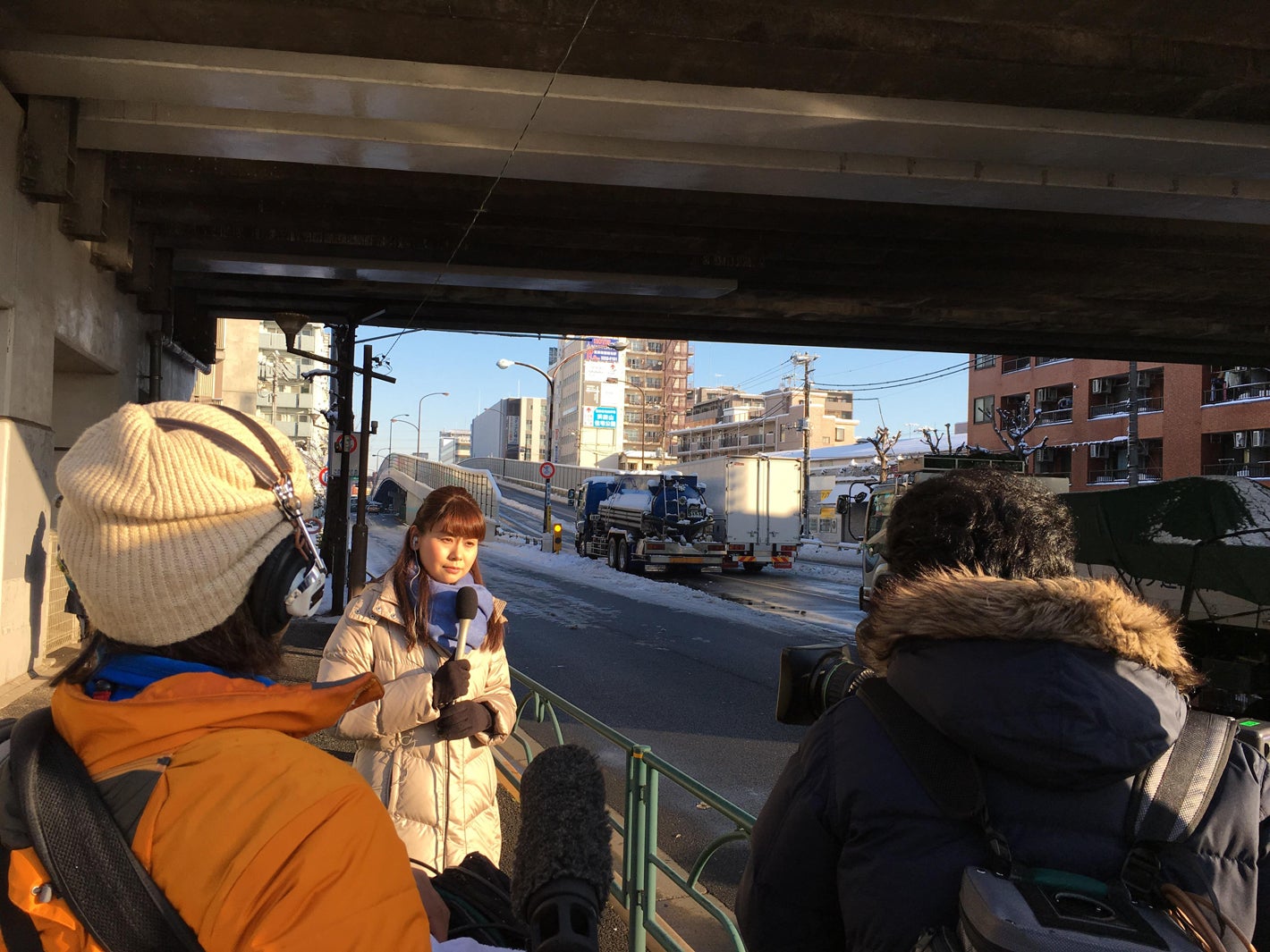 ちなみにスタジオでプレゼンをするだけでなく、早朝から取材や、中継に行くことも（提供写真）