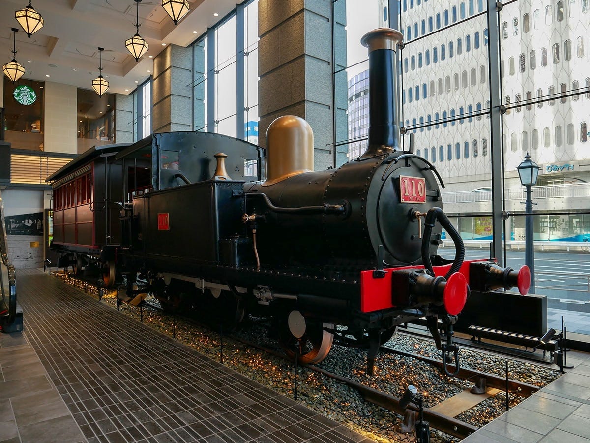 鉄道創業当時に走行していた110形蒸気機関車を展示（筆者撮影）