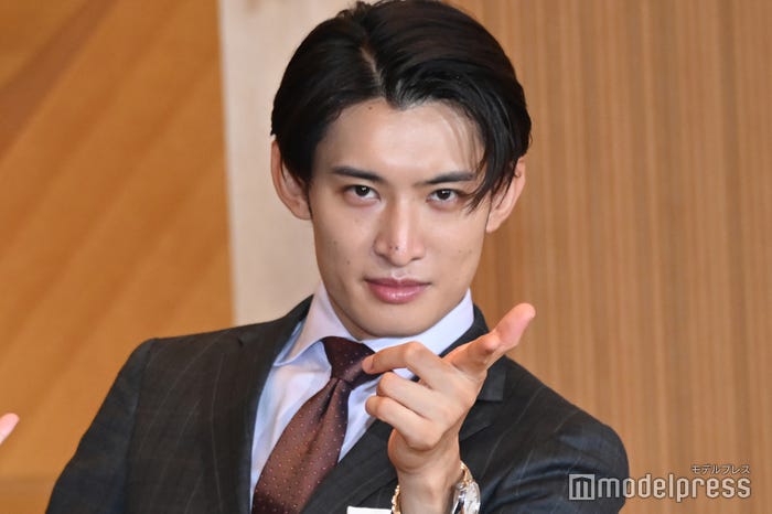 降壇ギリギリまで“ゴイゴイスー”を決めていた向井康二(C)モデルプレス