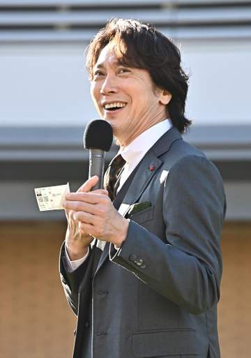 「実在したのか」「かっこよすぎる」新潟競馬場降臨の人気俳優に騒然「やっぱめちゃくちゃスタイルいいな」