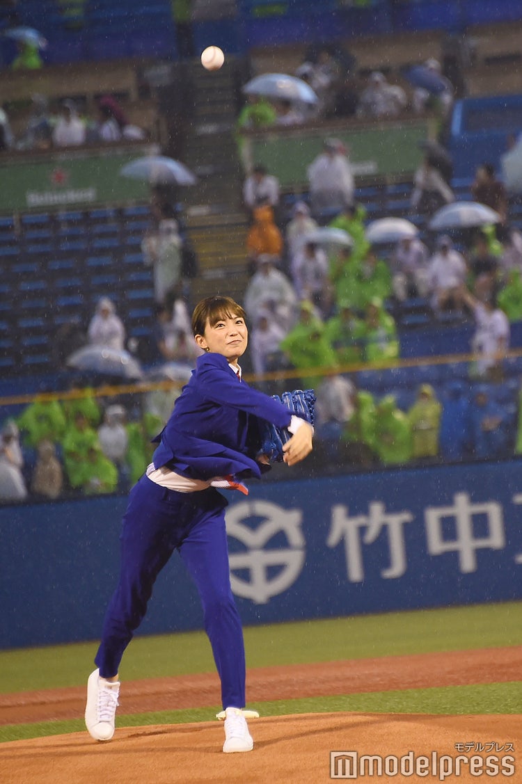 画像8 27 川口春奈 念願の ノーバン に歓声 スタイリッシュなスーツ姿で始球式 モデルプレス 画像8 27 川口春奈 念願の ノーバン に歓声 スタイリッシュなスーツ姿で始球式 モデルプレス