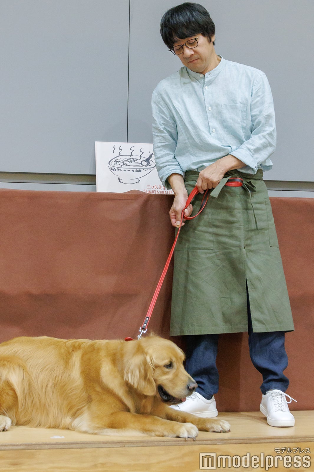 フリトを引き連れる山崎まさよし（C）モデルプレス