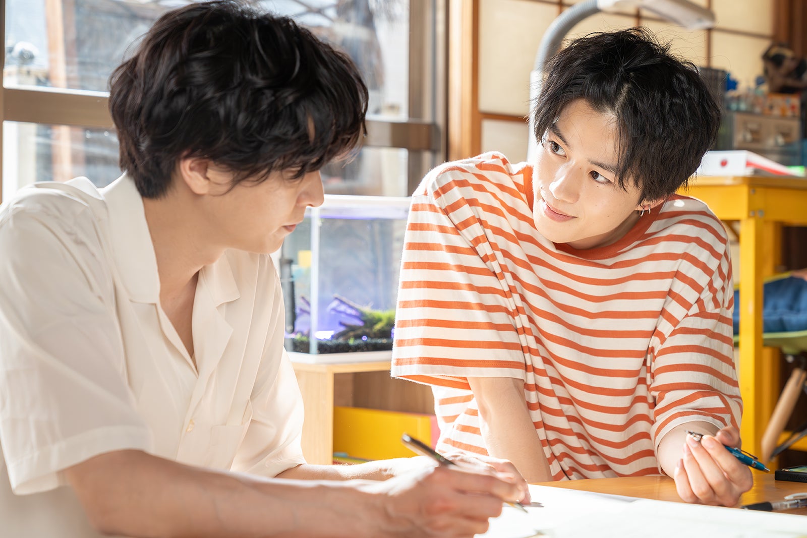 稲葉友、奥智哉「みなと商事コインランドリー2」第3話より（C）缶爪さわ・椿ゆず／KADOKAWA／「みなと商事コインランドリー2」製作委員会