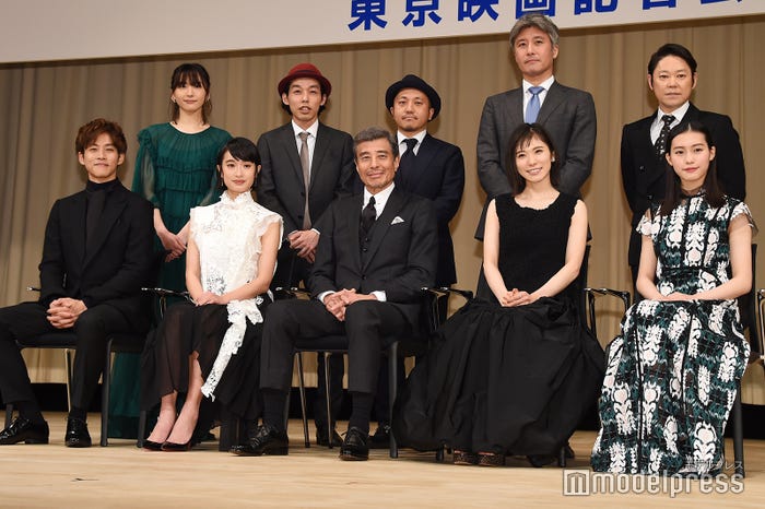 (前列左から)松坂桃李、門脇麦、舘ひろし、松岡茉優、南沙良(後列左から)新垣結衣、上田慎一郎監督、白石和彌監督、佐藤英之氏、阿部サダヲ (C)モデルプレス