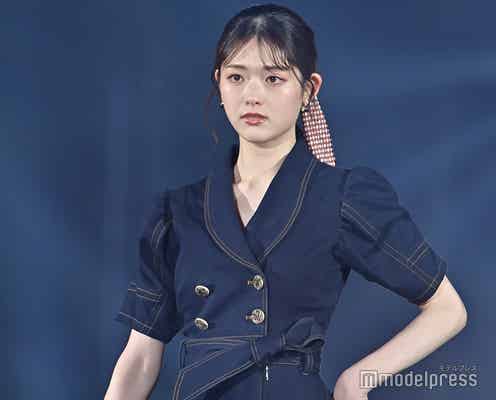 松村沙友理、可憐ワンピースでクールな表情 スリットから美脚チラリ<TGC 2022 S/S>