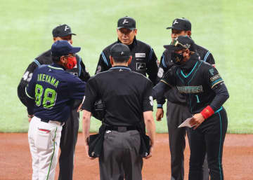 ヤクルト・池山監督 赤マスク着用で日本ハム・新庄監督とメンバー表交換 背番号や打撃フォームのシルエットがプリント