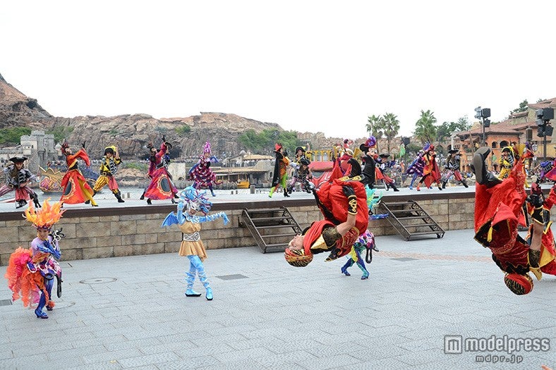 アクロバットも披露／「ザ・ヴィランズ・ワールド」