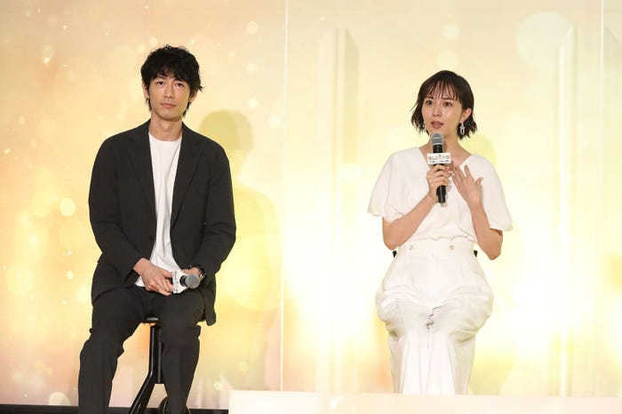 ディーン・フジオカ、比嘉愛未 (C)フジテレビ