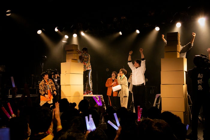 ダンボール組み立て&積み上げ対決 (写真:米山三郎)