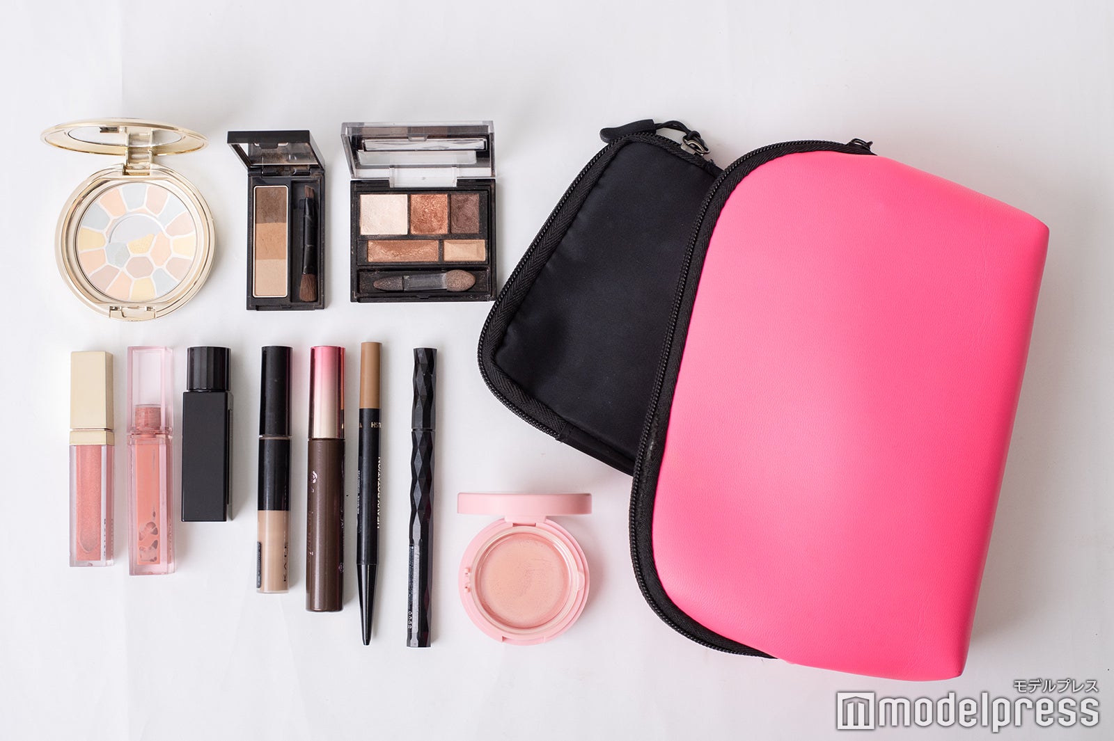 松崎涼佳アナのメイクポーチの中身をチェック！（C）モデルプレス