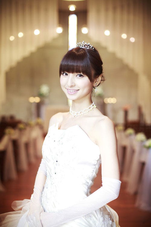 Akb48篠田麻里子 純白のウェディングドレス姿をお披露目 モデルプレス Akb48篠田麻里子 純白のウェディングドレス姿をお披露目 モデルプレス