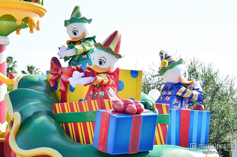 「ディズニー・サンタヴィレッジ・パレード」（左から）ルーイ、ヒューイ、デューイ