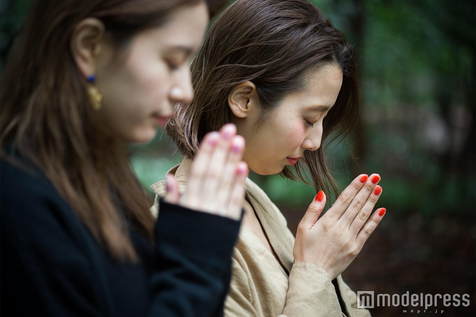 厳粛な気持ちでお参り／モデル：ゆきら、石田一帆（C）モデルプレス