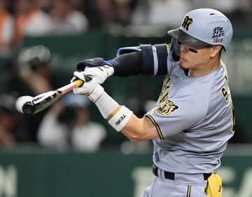 阪神・佐藤輝 今季9度目の猛打賞 1年ぶり右翼守備でフェンス際好捕も「WBCでもやってるのでね」