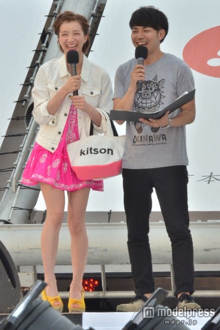 報道後初の2ショットで改めてコメントをした芹那（左）と綾部祐二（右）