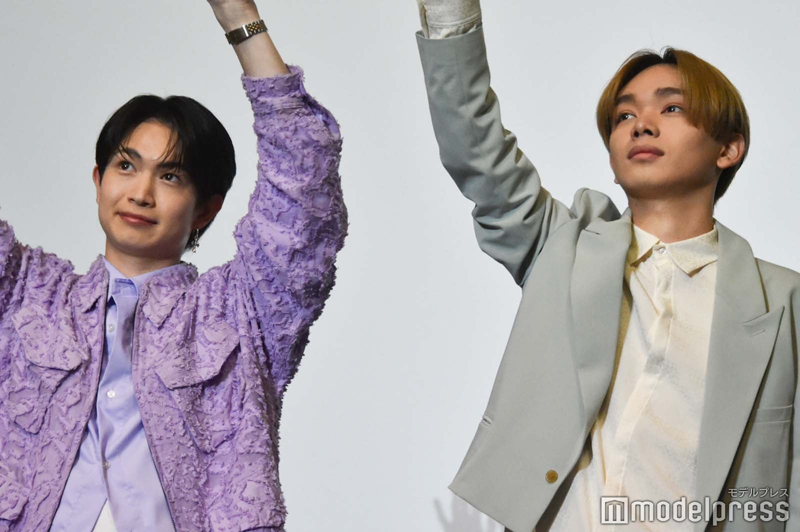 手を振る綱啓永、宮世琉弥（C）モデルプレス