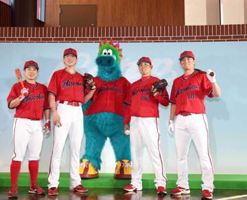 広島 ビジター新ユニホームに込めた思い 松田オーナー代行「生まれ変わるチームに新たな物語を」 こだわり抜いた赤、球団カラーの紺・黄金期象徴の水色