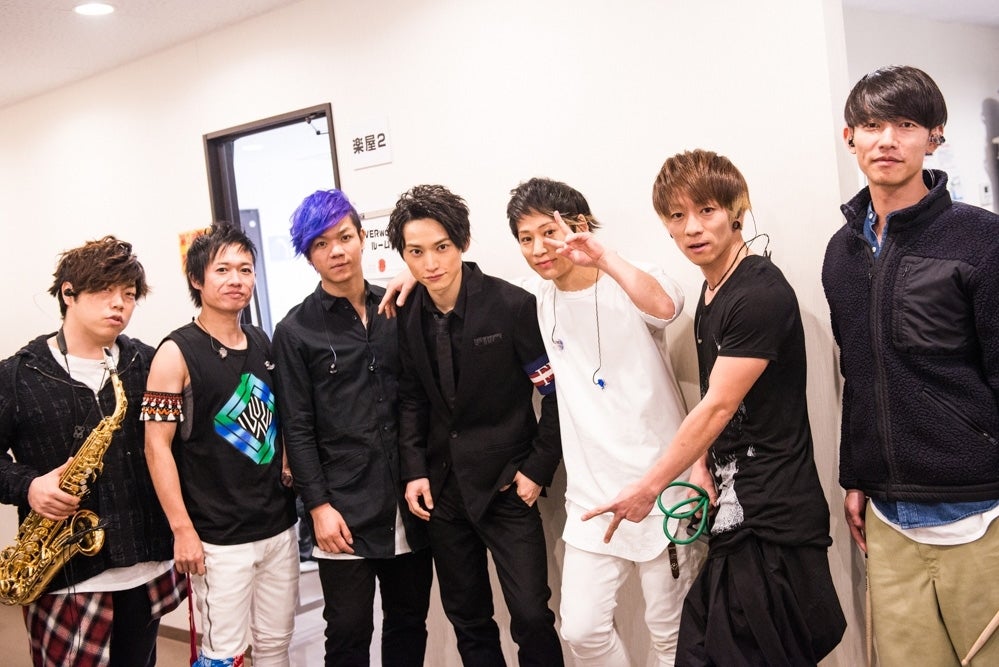 SKY-HI（中央）＆UVERworld