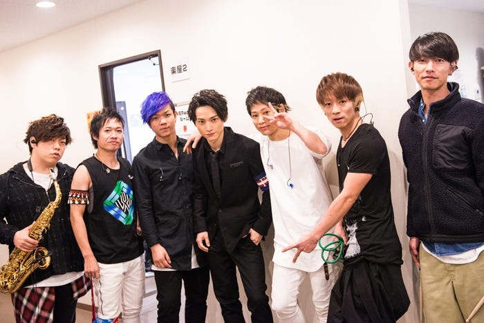 SKY-HI(中央)&UVERworld