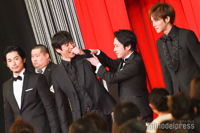 西島秀俊ともじゃれ合っていた二宮和也 (C)モデルプレス