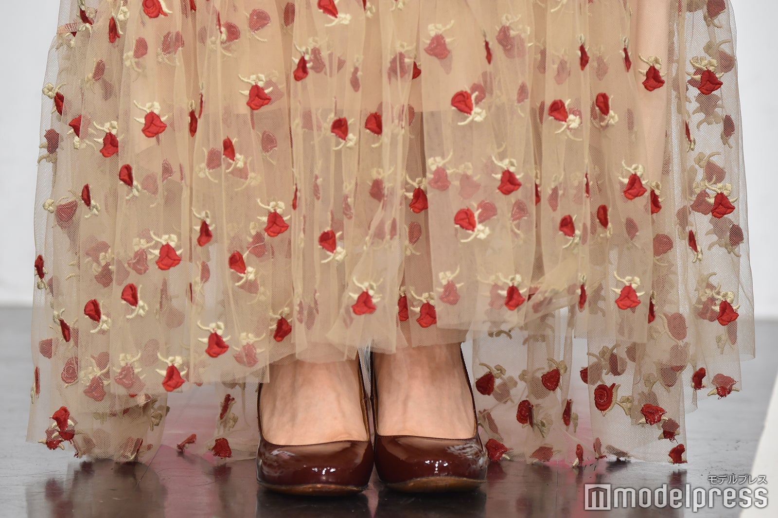 足元もワインレッドで大人っぽく／桜井日奈子 （C）モデルプレス