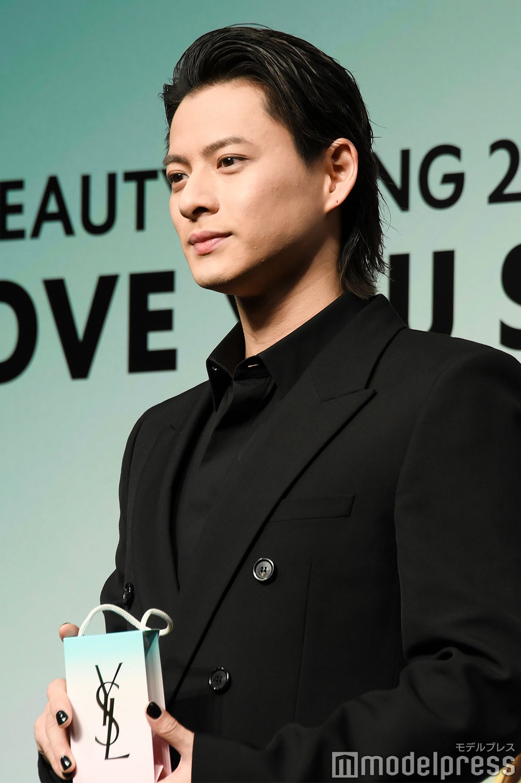 ブラックネイルを施した平野紫耀（C）モデルプレス