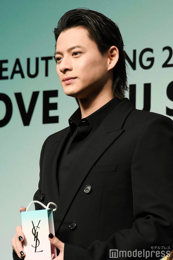 ブラックネイルを施した平野紫耀(C)モデルプレス