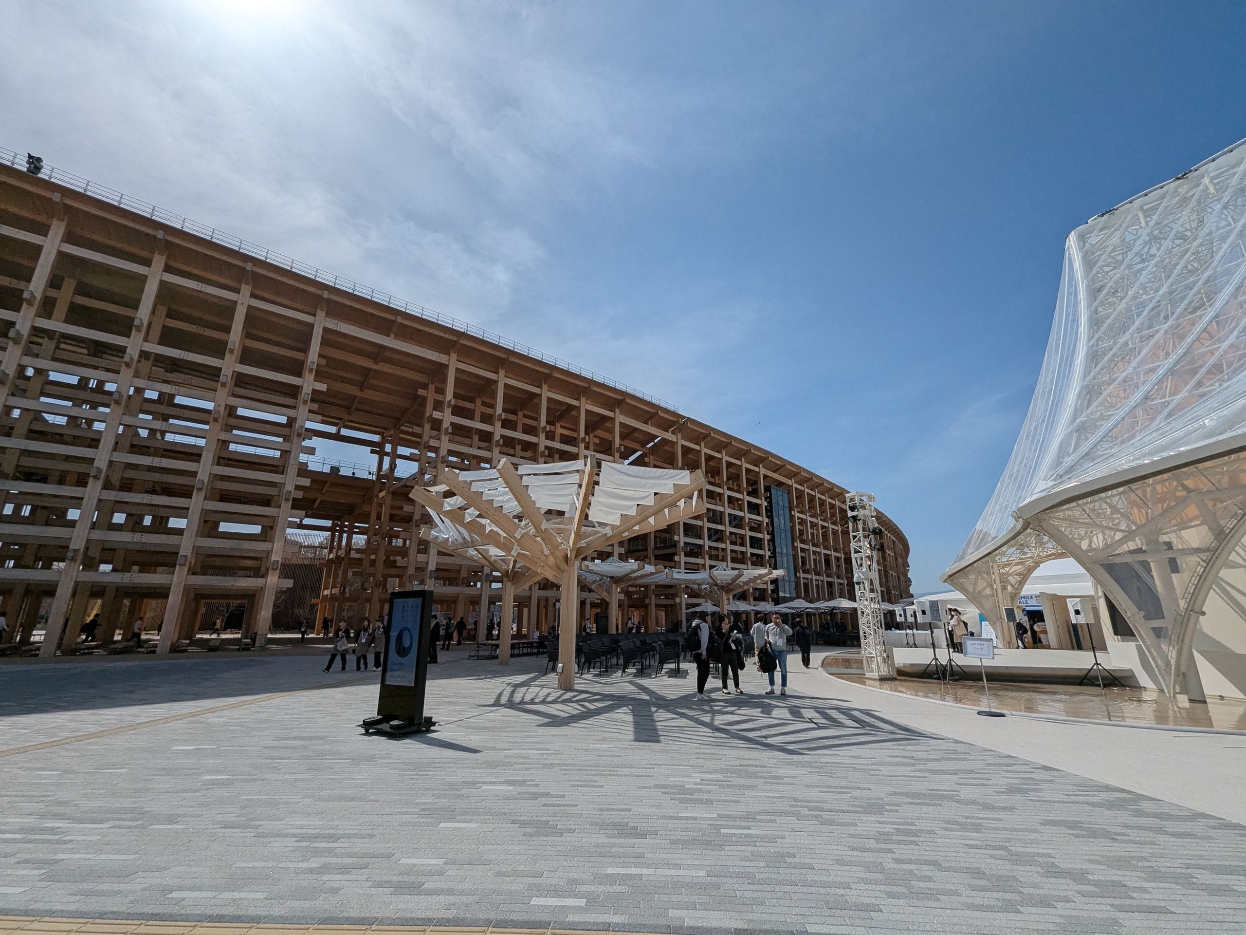 万博の象徴となった大屋根リング。眺めてよし、登ってよし、休んでよし。夏の猛暑は大屋根リングなしでは乗り越えられなかったと筆者は思います