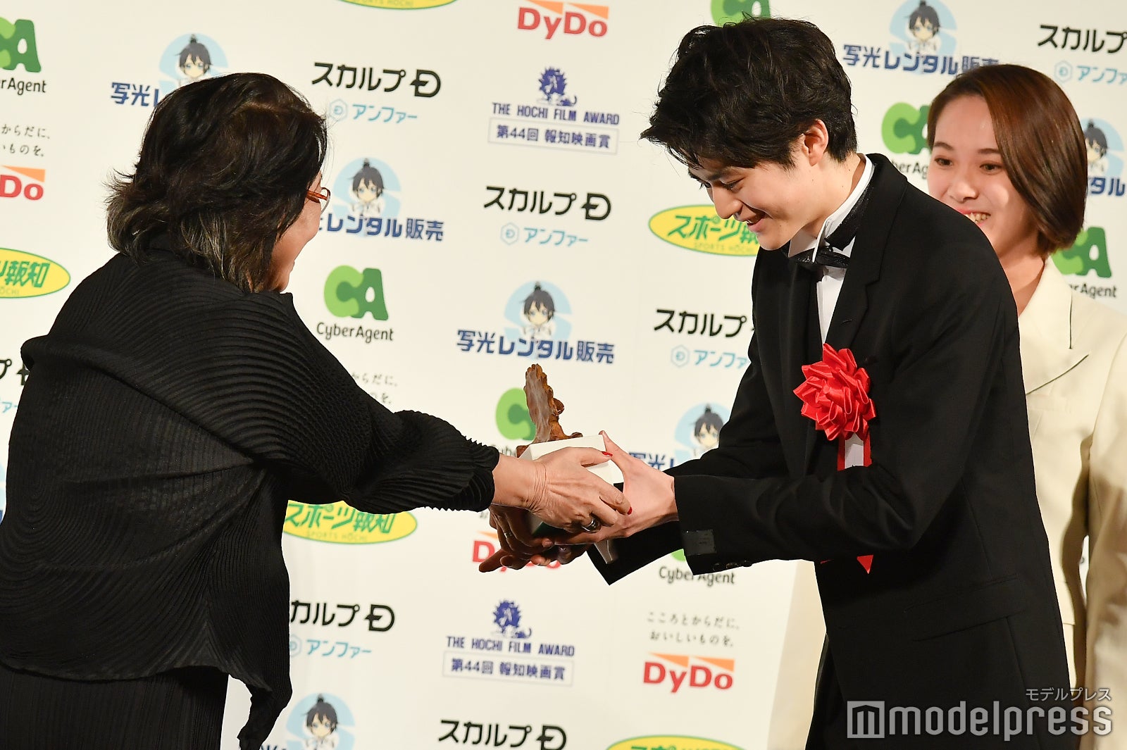 （右）鈴鹿央士（C）モデルプレス