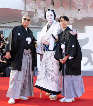 市川團十郎、ヴェネチアで麻央さんへ思い馳せる「新婚旅行で来た時のことをいろいろ思い出しながら」 忘れ形見の長男・新之助と歌舞伎衣装でレッドカーペット