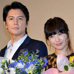 福山雅治(左)と吉高由里子(右)