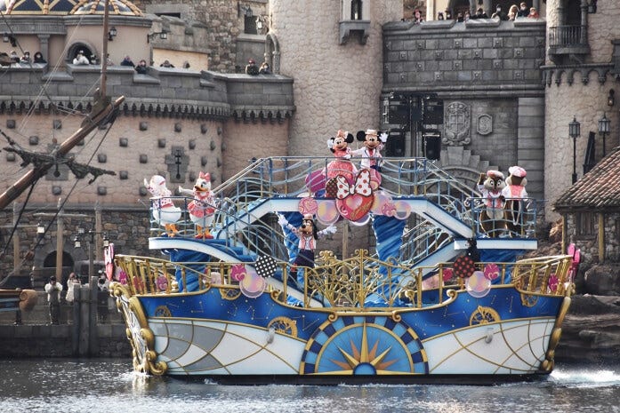 ミニーマウス＆ミッキーマウス、そしてディズニーの仲間たちが1隻の船に乗って登場