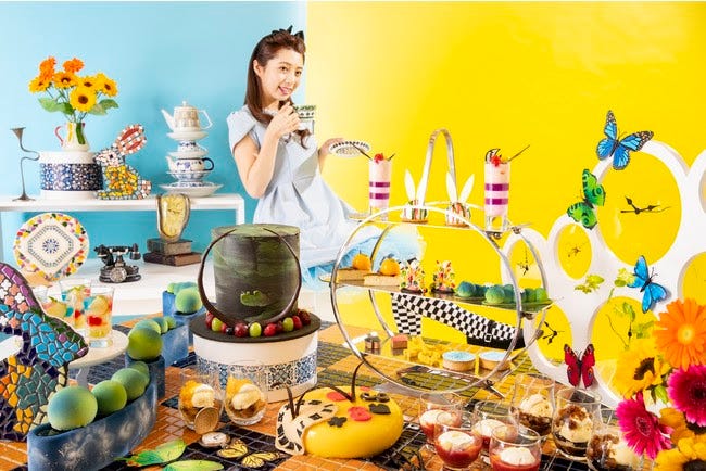 ヒルトン名古屋“不思議の国のアリス×スペイン”デザートビュッフェ、チシャ猫や青いもむしがスイーツに