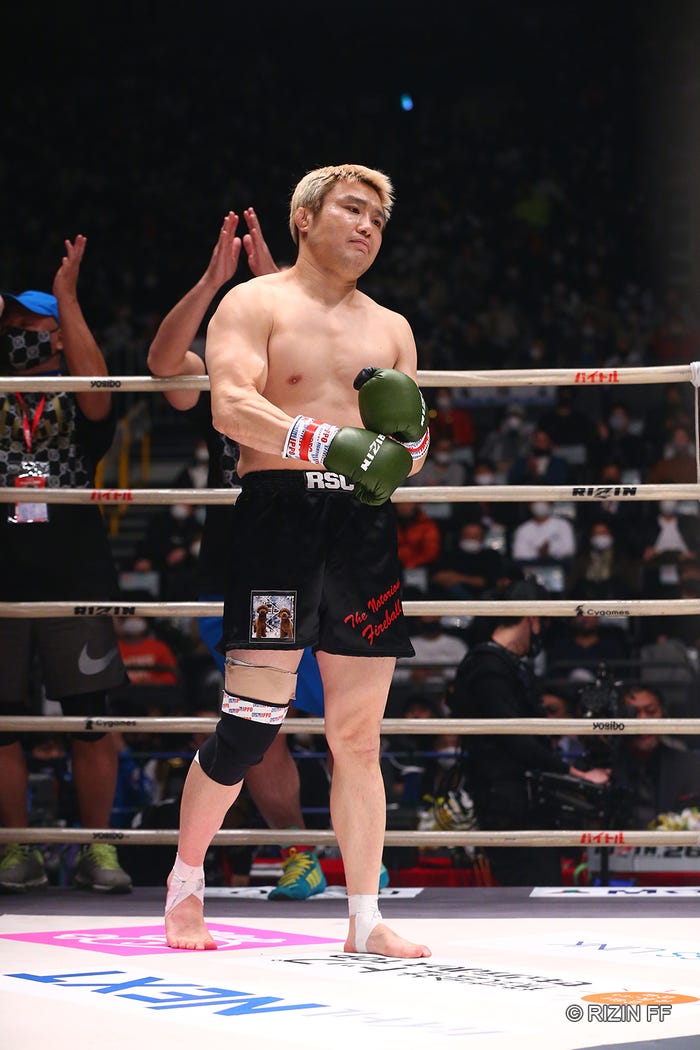 五味隆典VS皇治(C)RIZIN FF