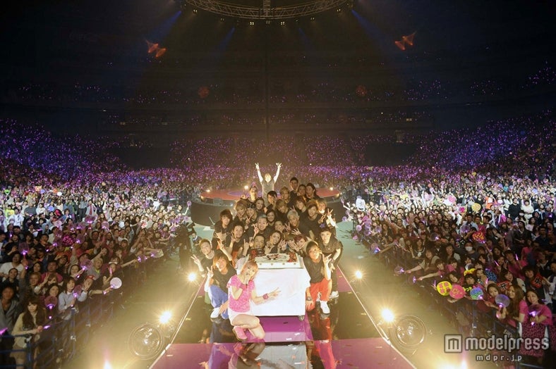デビュー14周年を記念し、出演者、観客とステージ上から写真を撮る浜崎あゆみ