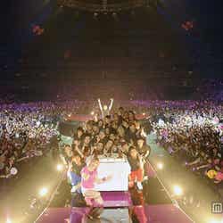 デビュー14周年を記念し、出演者、観客とステージ上から写真を撮る浜崎あゆみ