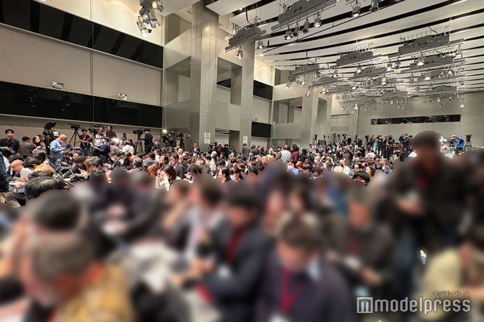 フジテレビ会見に殺到する記者(C)モデルプレス