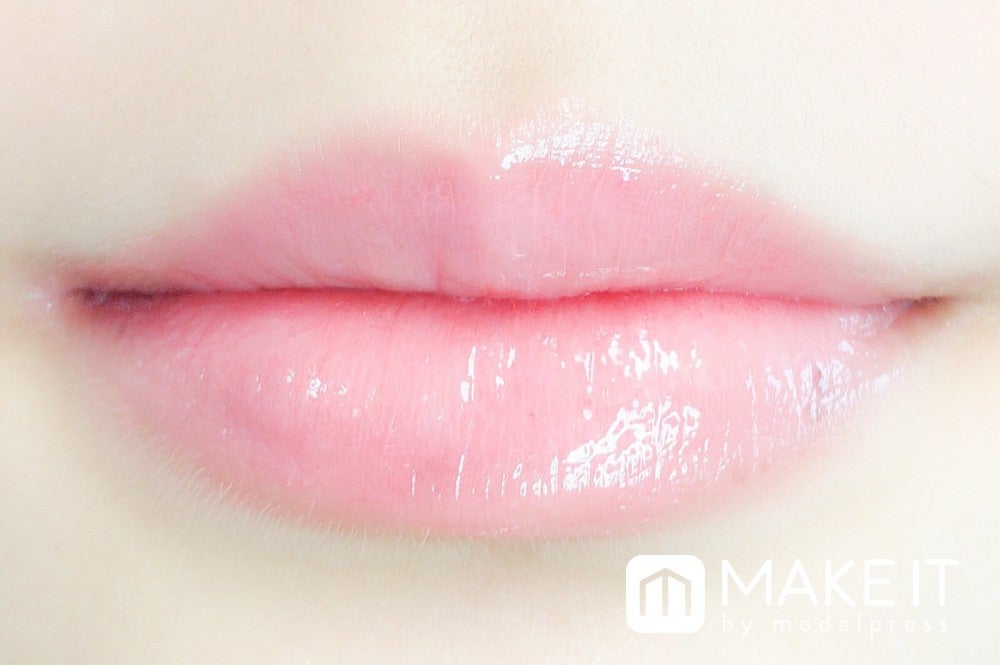 【ディオール】「ディオールアディクトリップマキシマイザー」001 PINK／口紅の上から重ねて (C)メイクイット