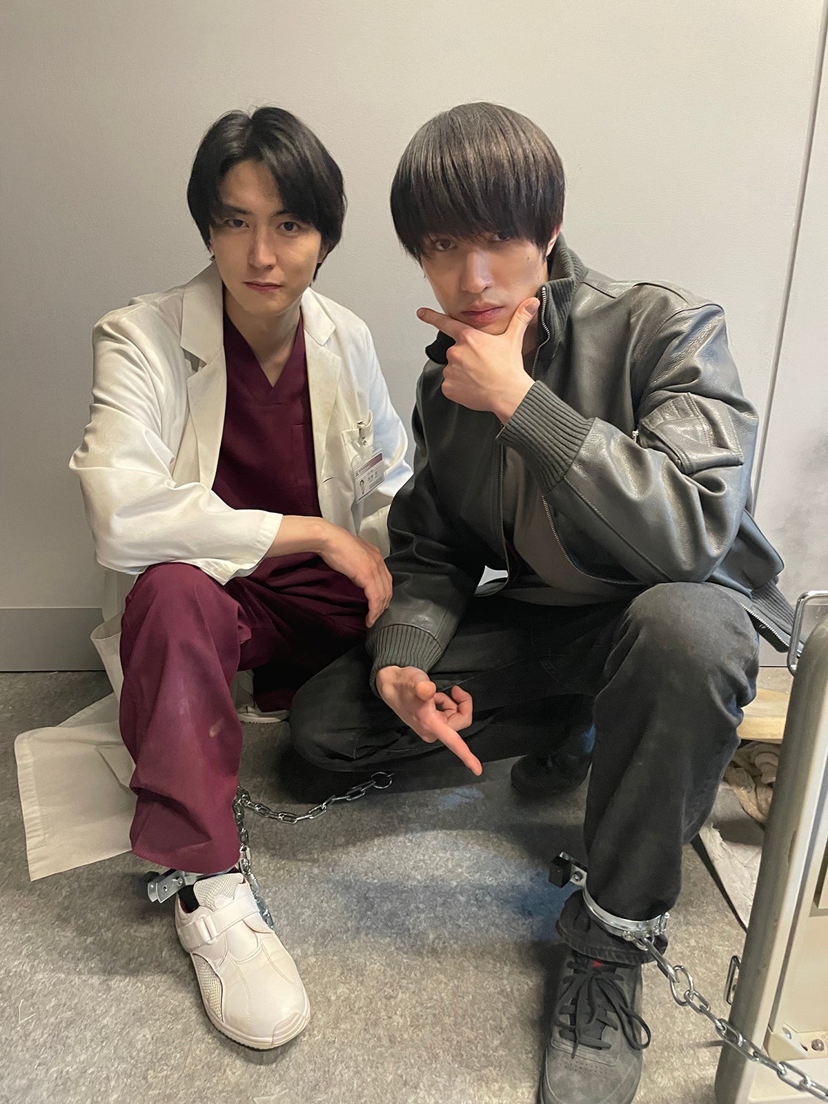 SixTONESジェシー“拘束仲間”稲葉友と決めポーズ　おどけた表情の撮了ショットも初公開＜新空港占拠前Run,Mouse,Run！＞