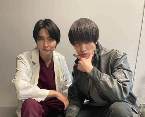 SixTONESジェシー“拘束仲間”稲葉友と決めポーズ おどけた表情の撮了ショットも初公開<新空港占拠前Run,Mouse,Run!>