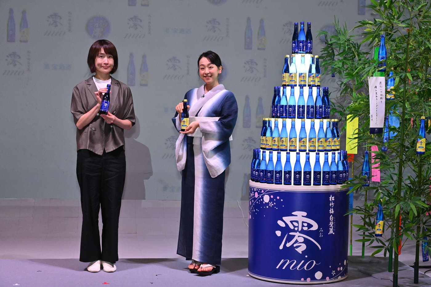 (左から)田和綾子、浅田真央(提供画像)